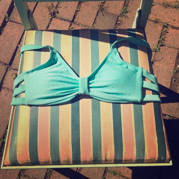 Bikini - Picture 1 of 8